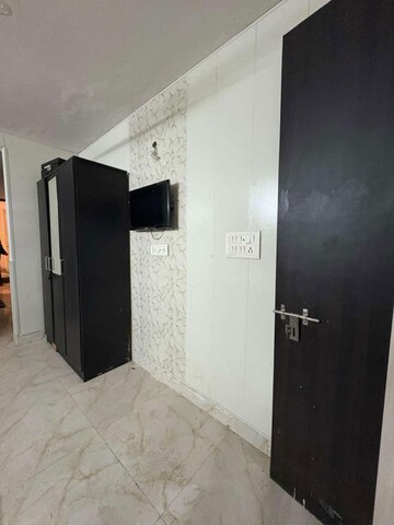 Building Lobby in 1 BHK Builder Floor at DLF City Phase III, Sector 24 – for Rent