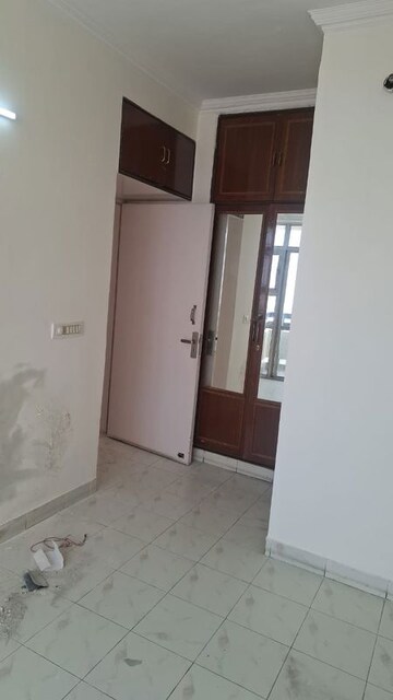 Room in 3 BHK Apartment at Ansal Sushant Estate, Sector 52 – for Rent