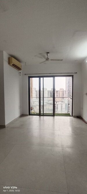 Room in 3 BHK Apartment at Lodha Luxuria, Majiwada – for Rent