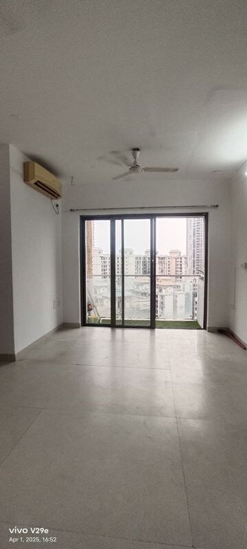 Room in 3 BHK Apartment at Lodha Luxuria, Majiwada – for Rent