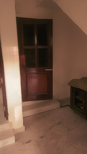 Room in 1.5 BHK Builder Floor at Choma – for Rent