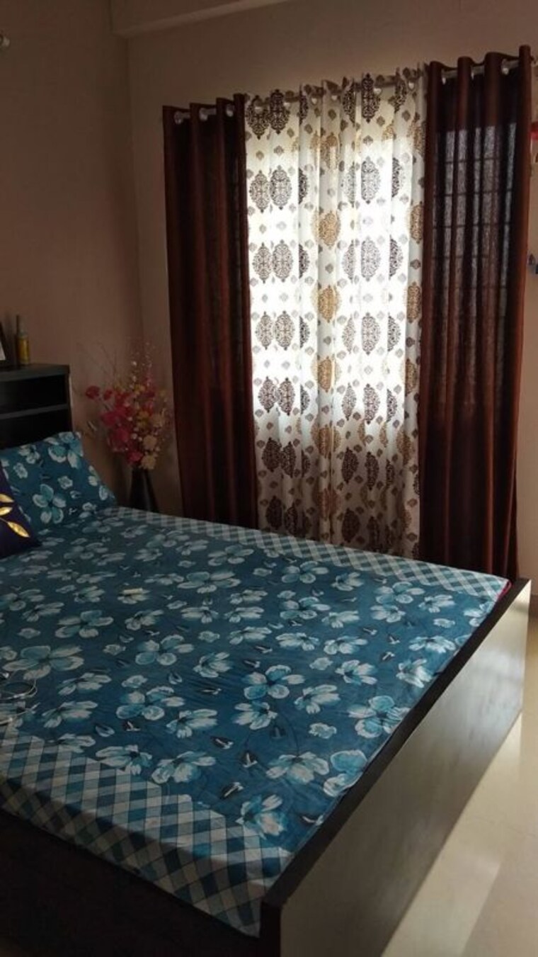 Room, vineet khand Pg For Girls In Vineet Khand 9742102