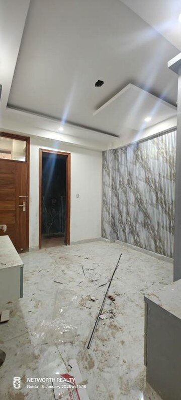 Room in 3 BHK Builder Floor at Sector 73 – for Sale