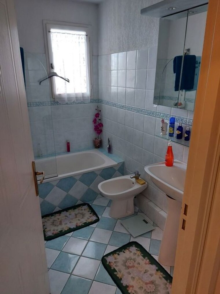 Bathroom, vineet khand Pg For Girls In Vineet Khand 9742173