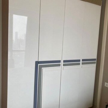 Room in 3 BHK Apartment at Indiabulls Blu, Upper Worli – for Rent