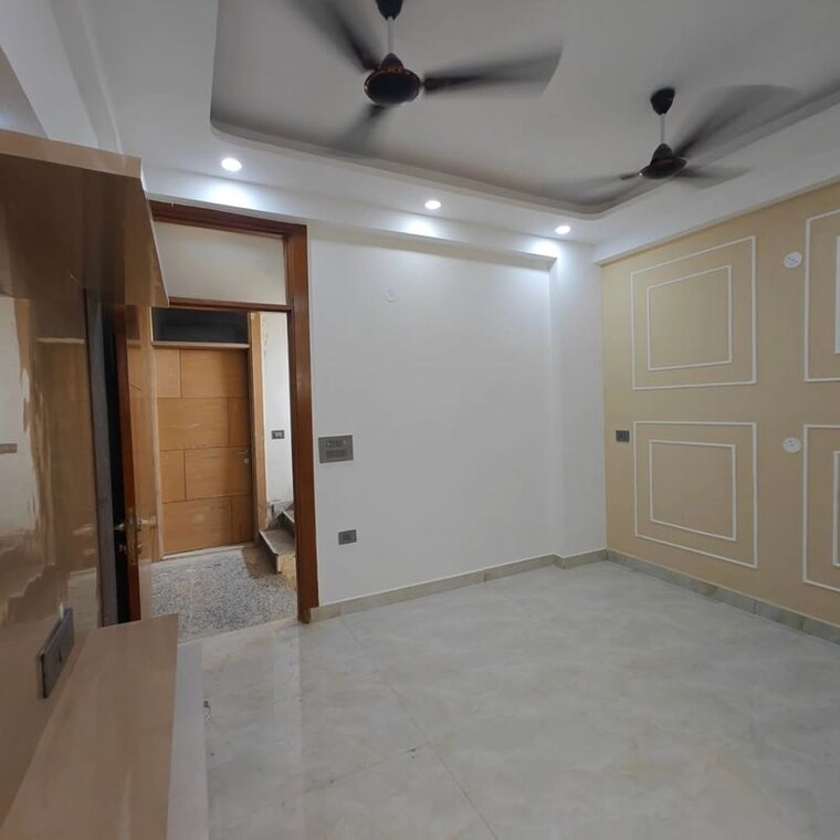 Room, sector 73 1 Bedroom 600 Sq.Ft. Builder Floor In Sector 73 Noida 9742291