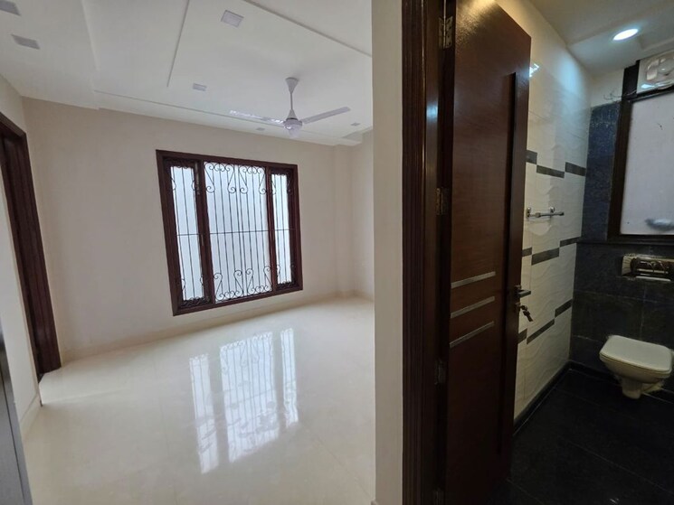 Room, defence colony 3 Bedroom 217 Sq.Yd. Builder Floor In Defence Colony Delhi 9742415