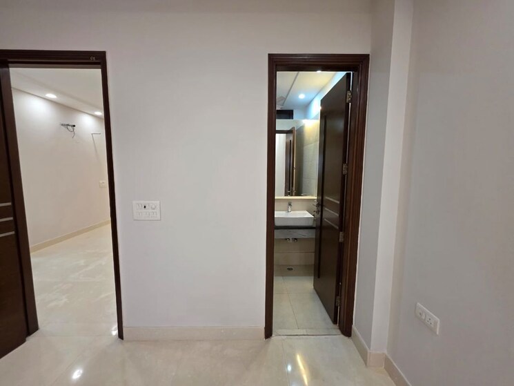 Room, defence colony 3 Bedroom 217 Sq.Yd. Builder Floor In Defence Colony Delhi 9742415