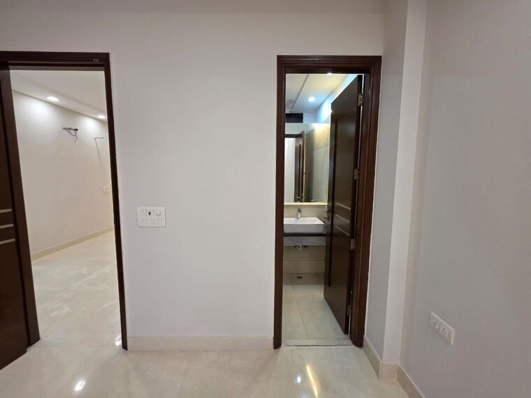 Room, defence colony 3 Bedroom 217 Sq.Yd. Builder Floor In Defence Colony Delhi 9742415