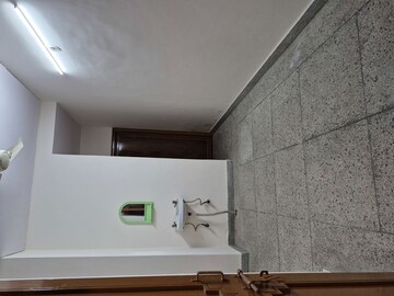 Furnished Amenities in 2.5 BHK Builder Floor at Mayur Vihar – for Rent