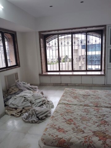 Room in 4 BHK Apartment at Joanna Villa, Bandra West – for Rent