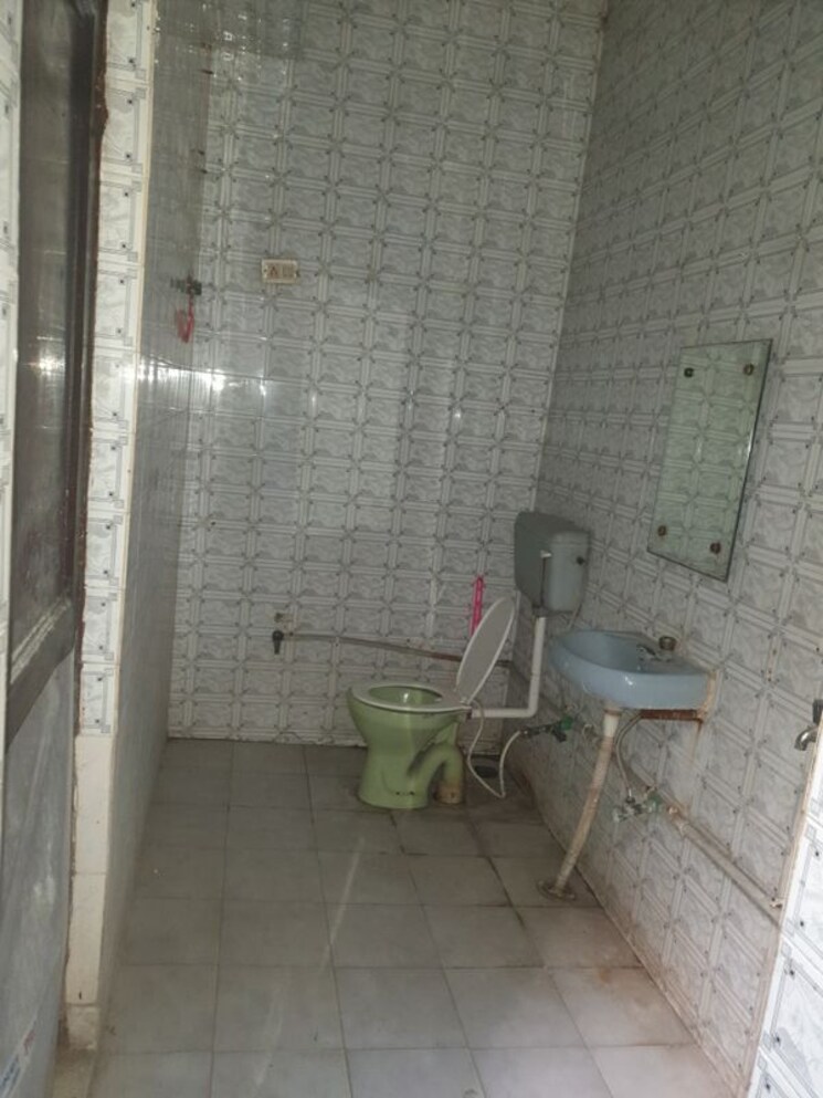 Bathroom, sector 16 a 1 RK 450 Sq.Ft. Independent House In Sector 16 A Faridabad 9742611