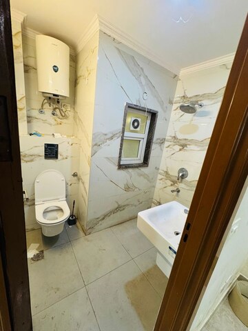 Bathroom in 2 BHK Builder Floor at DLF City Phase IV, Dlf Phase iv – for Rent