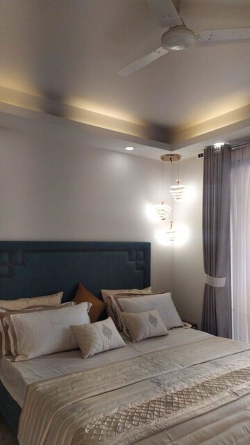 Living Room in 6 BHK Villa at DLF The Icon, Dlf Phase V – for Sale