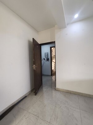 Room in 3 BHK Builder Floor at Raheja Mall, Sector 47 – for Rent