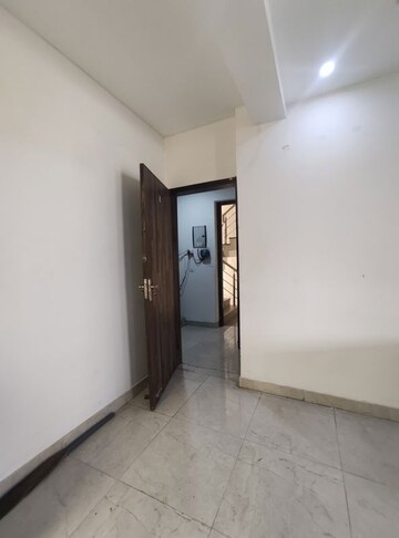 Room in 3 BHK Builder Floor at Raheja Mall, Sector 47 – for Rent