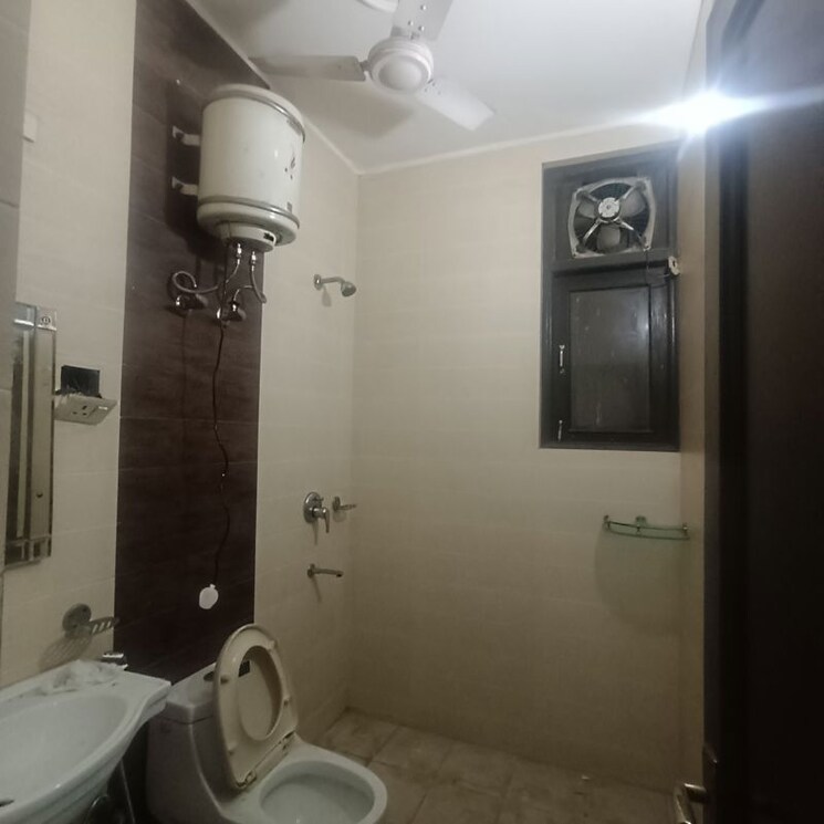Bathroom, nehru enclave 3.5 Bedroom 1800 Sq.Ft. Builder Floor In Nehru Enclave Delhi 9742738