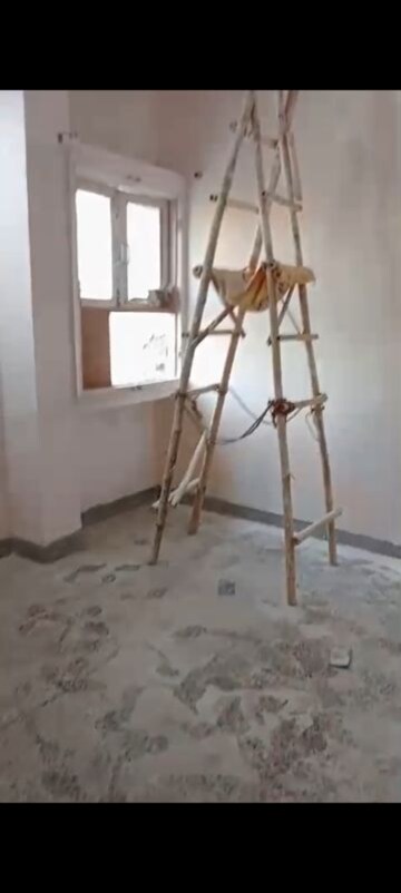 Staircase in 2.5 BHK Apartment at Arun Vihar, Sector 29 – for Rent