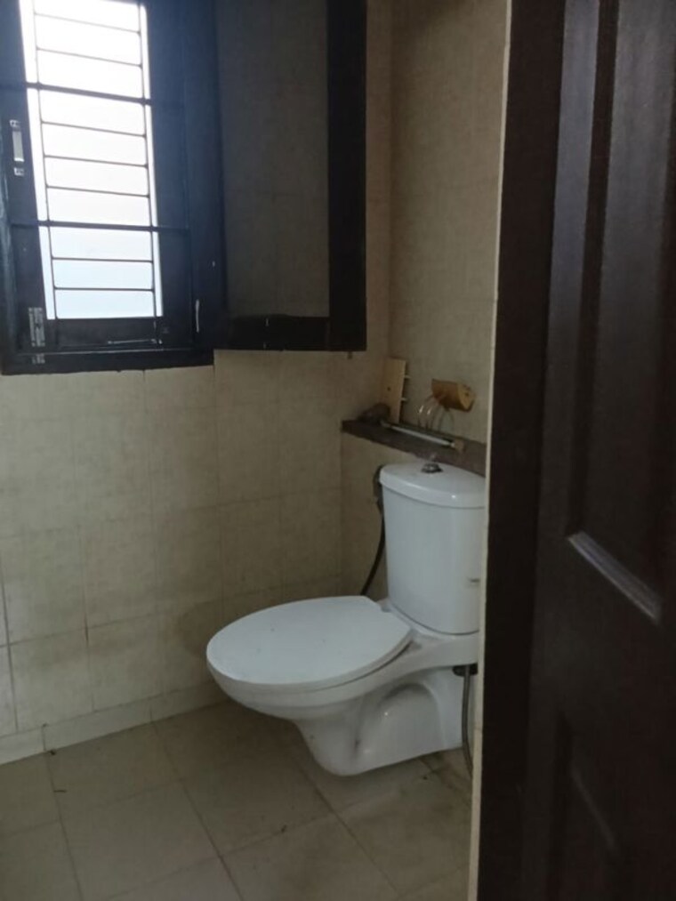 Bathroom, unitech-south-city-ii 2 Bedroom 180 Sq.Yd. Builder Floor In Sector 50 Gurgaon 9742008