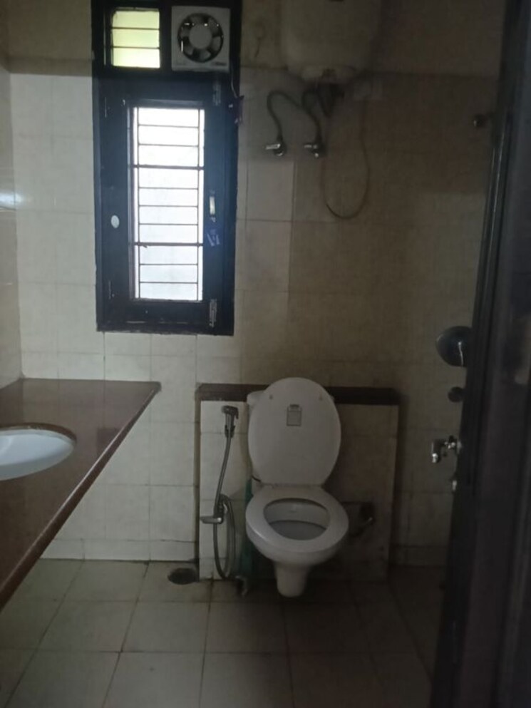 Bathroom, unitech-south-city-ii 2 Bedroom 180 Sq.Yd. Builder Floor In Sector 50 Gurgaon 9742080