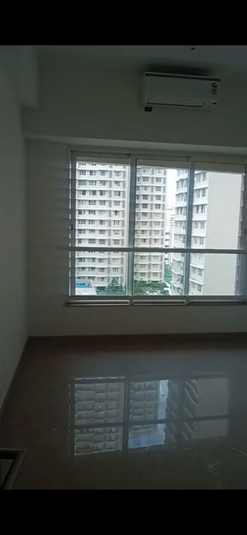 Master Bedroom in 3.5 BHK Apartment at Kalpataru Radiance, Goregaon West – for Rent