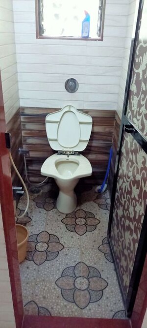 Bathroom in 1.5 BHK Apartment at Suyash Shopping Centre, Goregaon East – for Rent