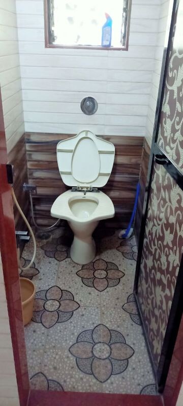 Bathroom in 1.5 BHK Apartment at Suyash Shopping Centre, Goregaon East – for Rent