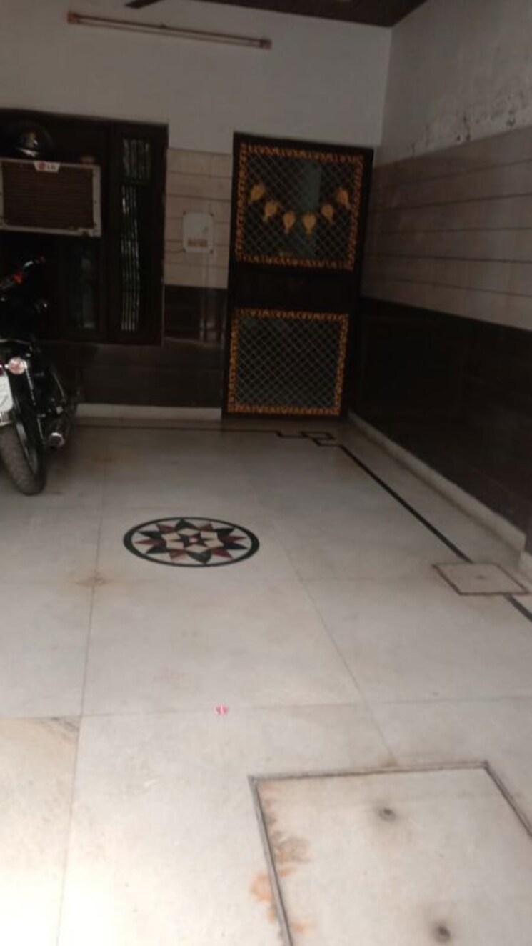  Parking, chiranjiv vihar 6 Bedroom 108 Sq.Yd. Independent House In Chiranjiv Vihar Ghaziabad 9738613