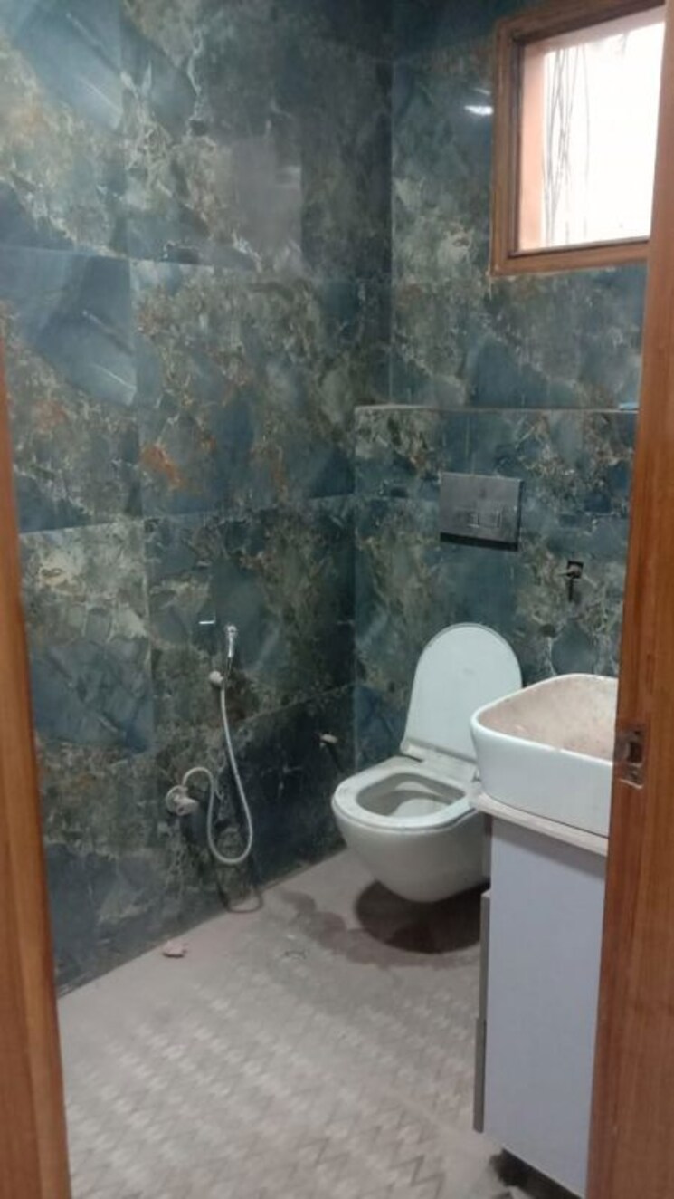 Bathroom, raj nagar sector 14 5 Bedroom 170 Sq.Yd. Builder Floor In Raj Nagar Sector 14 Ghaziabad 9738070