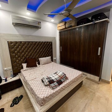 Bedroom in 6+ BHK Builder Floor at Pitampura – for Sale