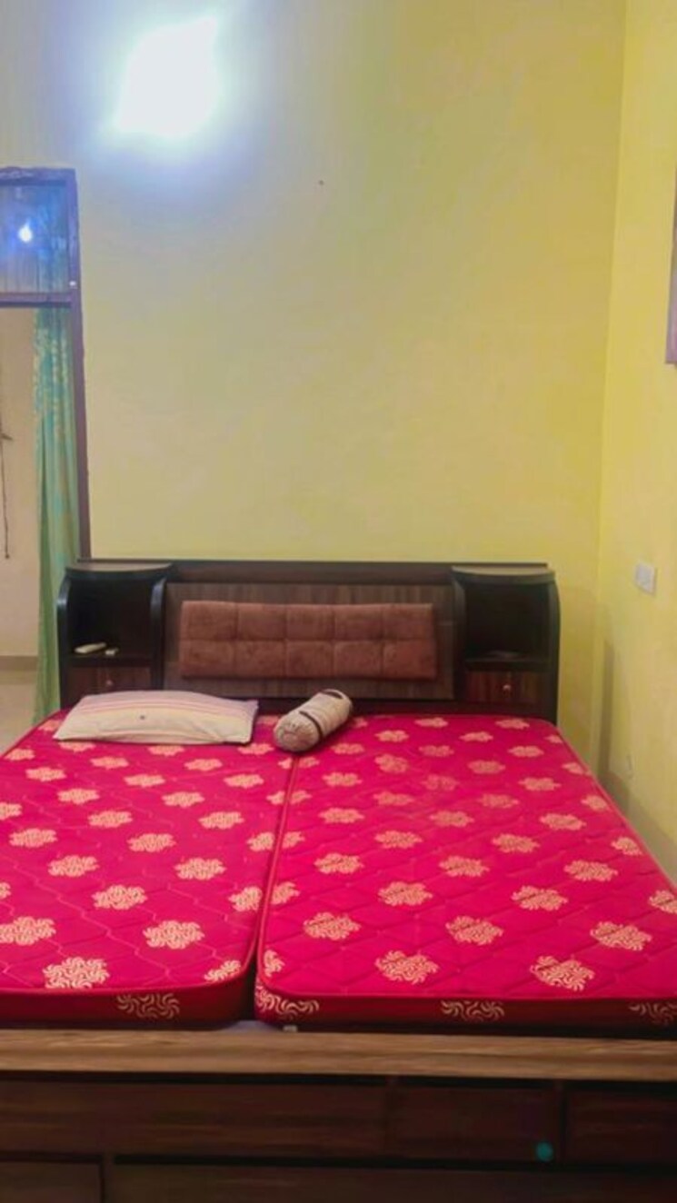 Room, vineet khand Pg For Boys & Girls In Vineet Khand 9742869