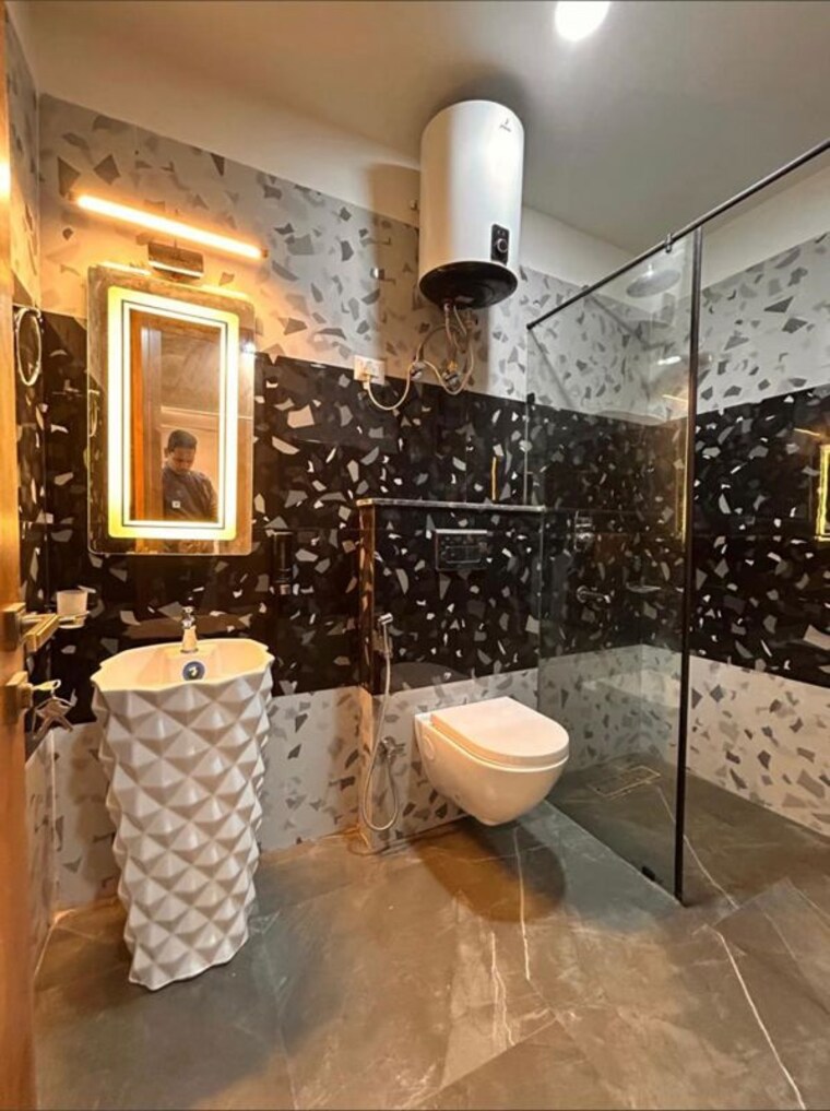 Bathroom, chattarpur 3 Bedroom 135 Sq.Yd. Builder Floor In Chattarpur Delhi 9742896