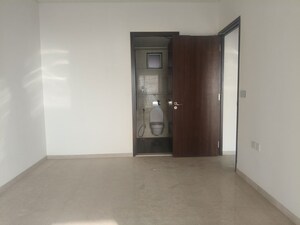 Room in 3 BHK Apartment at Lokhandwala Infrastructure Minerva, Mahalaxmi – for Rent