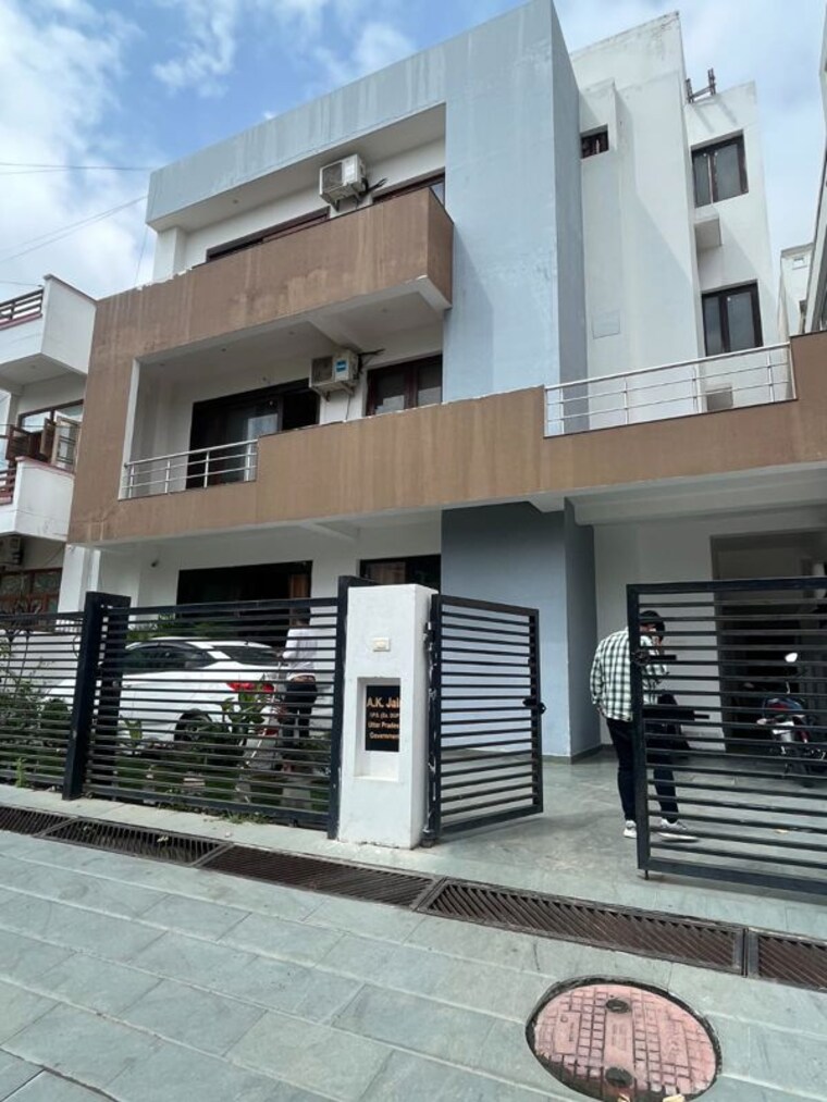 Room, gomti nagar Pg For Boys & Girls In Gomti Nagar 9742932