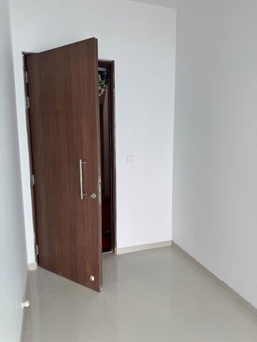 Room in 4 BHK Apartment at Kalpataru Immensa, Kolshet Road – for Sale
