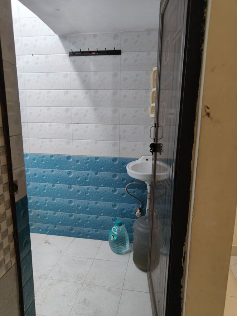 Bathroom, sarita vihar 1 Bedroom 450 Sq.Ft. Independent House In Sarita Vihar Delhi 9743057