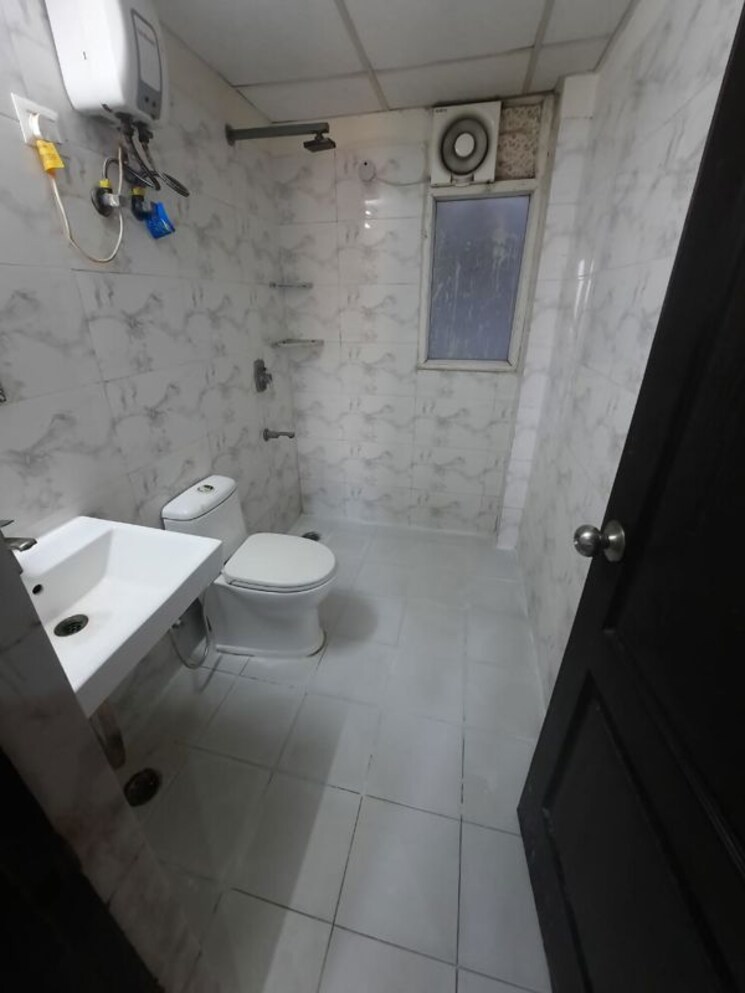 Bathroom, sethi-max-royal 3 Bedroom 1250 Sq.Ft. Apartment In Sector 76 Noida 9743059