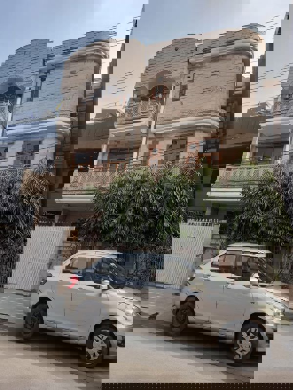 6+ BHK + Pooja Room,Servant Room,Study Room,Extra Room Independent House For Sale in RWA Apartments Sector 50