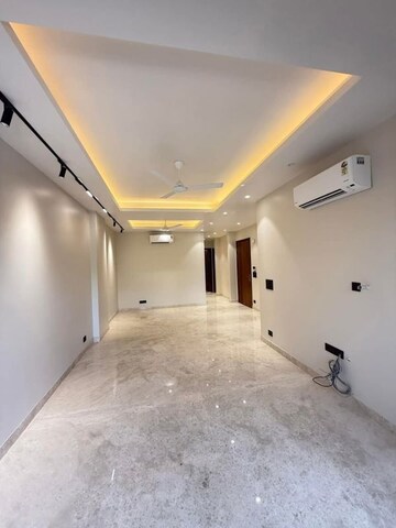 Building Lobby in 3.5 BHK Builder Floor at Vipul World Floors, Sector 48 – for Sale