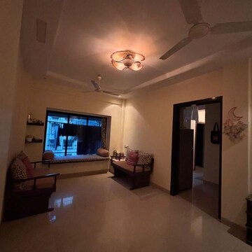 Room in 2 BHK Apartment at Orchid Apartment Khar West, Pali Hill – for Rent