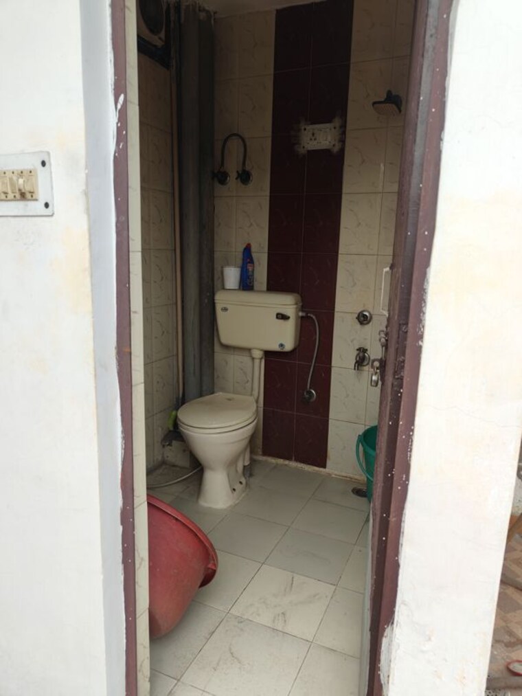Bathroom, sarita vihar 1 RK 250 Sq.Ft. Independent House In Sarita Vihar Delhi 9743079