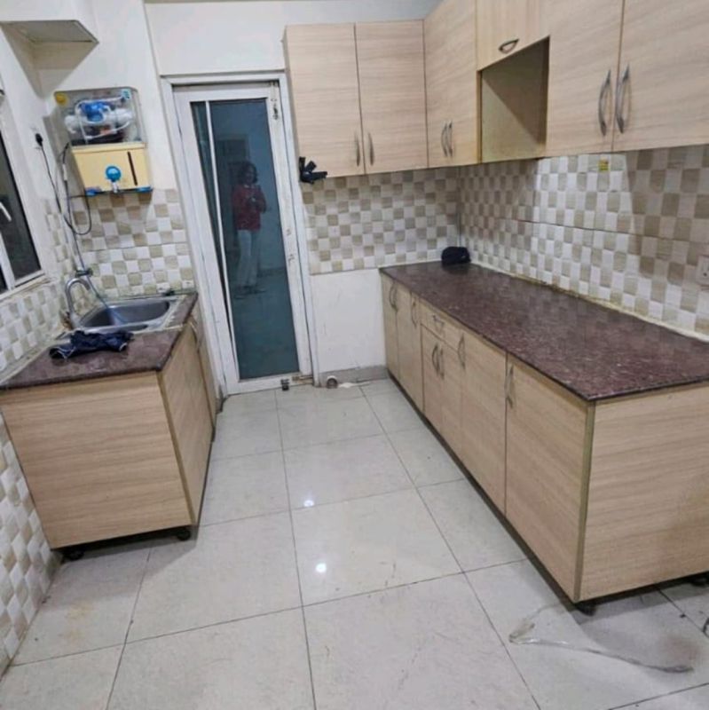 3.5 BHK + Servant Room Apartment For Rent in Gaur City 1st Avenue