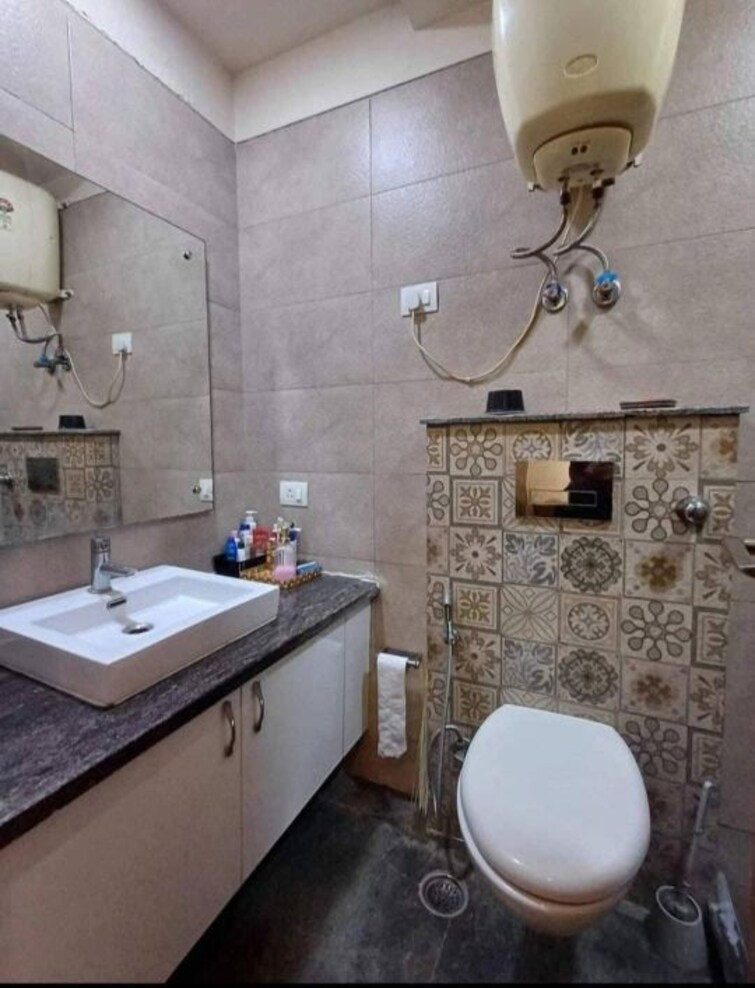 Attached Bathroom, kalkaji 2 Bedroom 1000 Sq.Ft. Builder Floor In Kalkaji Delhi 9743168