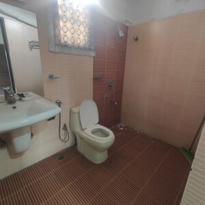 Bathroom in 4 BHK Apartment at The Embassy, Cunningham Road – for Rent