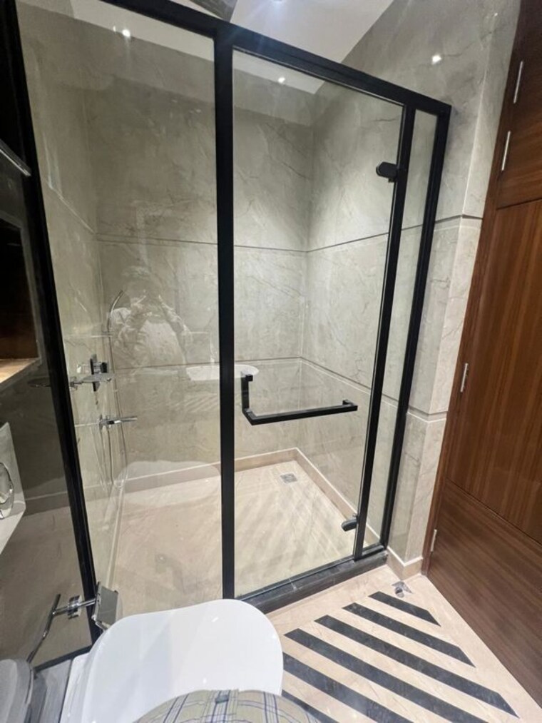 Bathroom, safdarjung enclave 4 Bedroom 2000 Sq.Ft. Builder Floor In Safdarjung Enclave Delhi 9743267