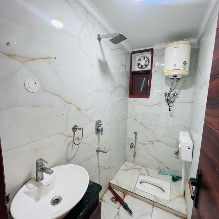 Bathroom, panchsheel vihar 3 Bedroom 105 Sq.Yd. Builder Floor In Panchsheel Vihar Delhi 9743291