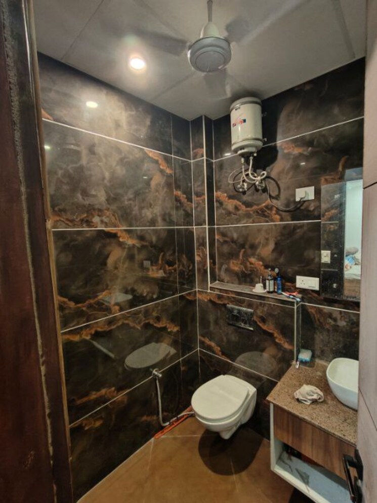 Bathroom, sector 37 3.5 Bedroom 250 Sq.Yd. Builder Floor In Sector 37 Faridabad 9743282