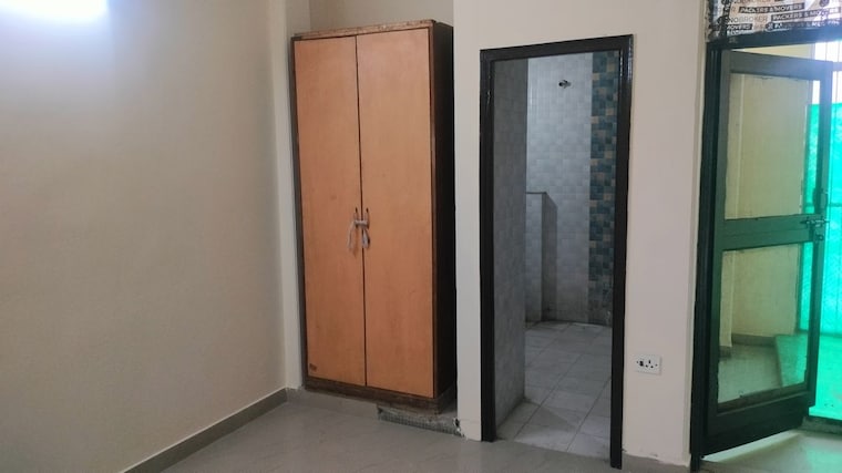 Room, sector 41 1 RK 220 Sq.Ft. Independent House In Sector 41 Noida 9743384