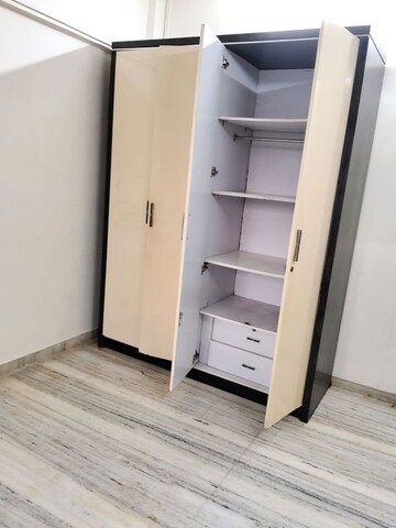 Furnished Amenities in 2 BHK Apartment at Kamla Nagar CHS, Kandivali West – for Rent