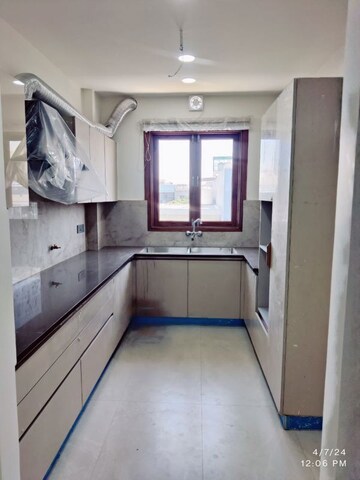 Kitchen in 3 BHK Builder Floor at Unitech South City 1, South City 1 – for Rent